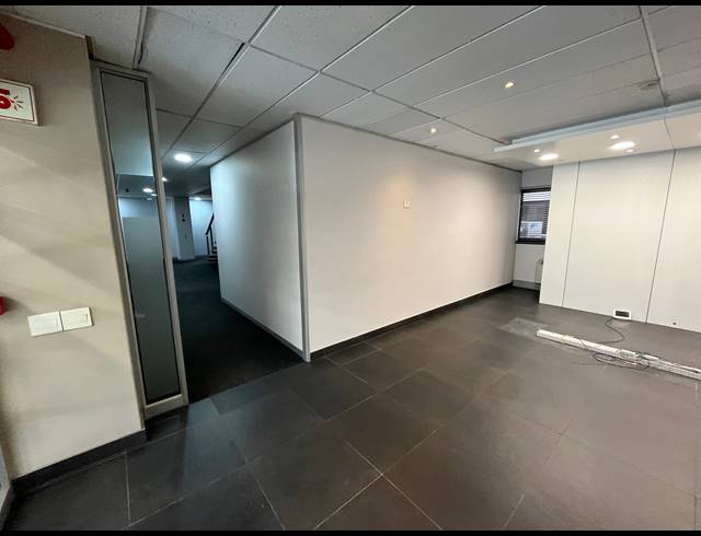 1,960M² OFFICE TO LET IN PINELANDS
